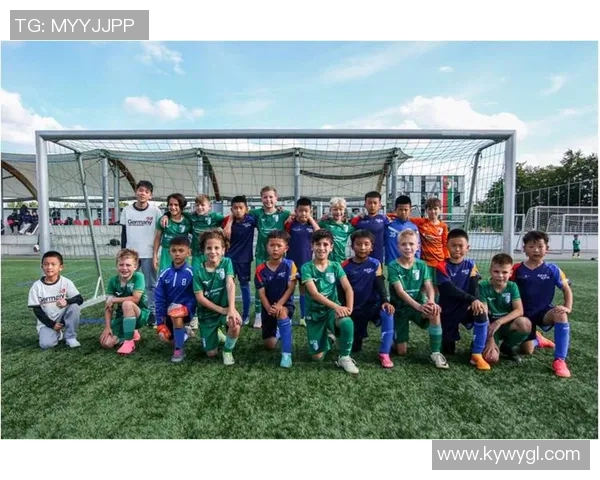 足球明星携手盟宝共创未来助力青少年足球发展与梦想实现